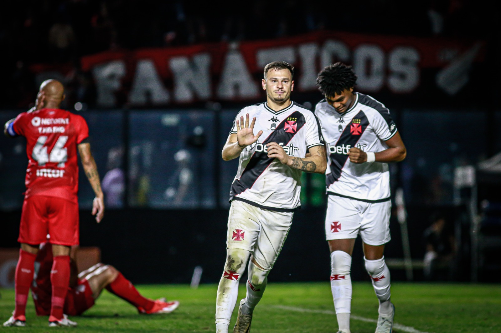 Vasco busca virada nos minutos finais e leva vantagem para Curitiba